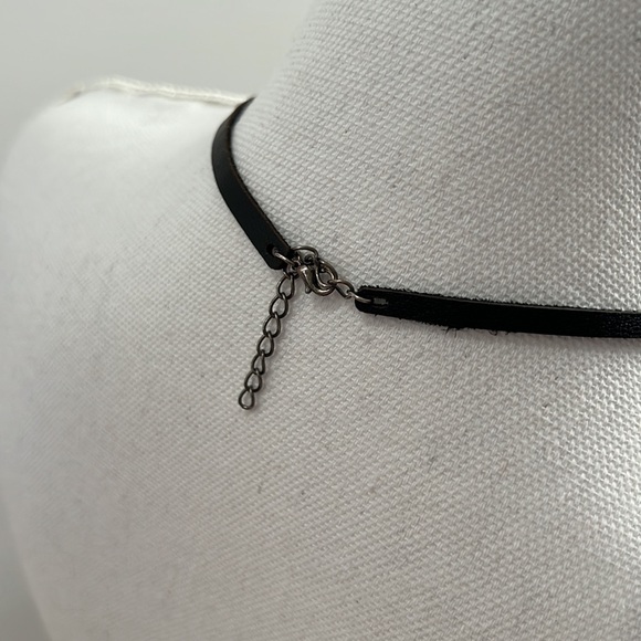 REAL LEATHER NECKLACE New never worn - Picture 5 of 5